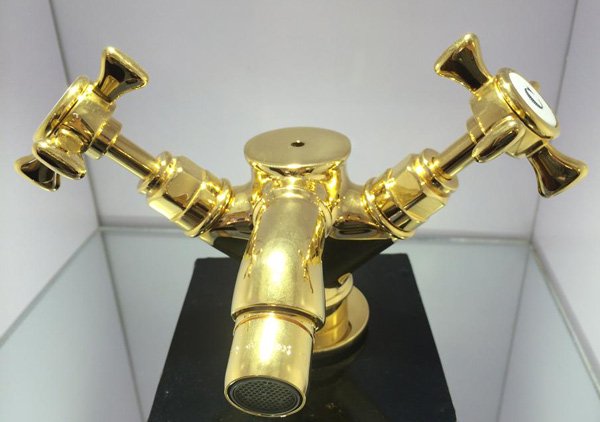 Lạ & Cười - Bí mật toilet dát vàng, gắn saphia trong nhà đại gia Hà Thành (Hình 3).