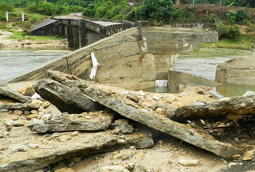 Dân sinh - Học sinh run chân đi trên cầu sập ở Quảng Nam (Hình 2).