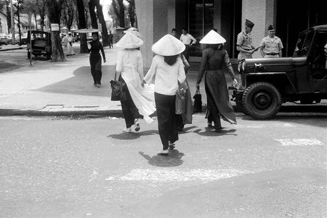 Tin cũ - Thời trang của phụ nữ S&agrave;i G&ograve;n xưa (H&igrave;nh 9).