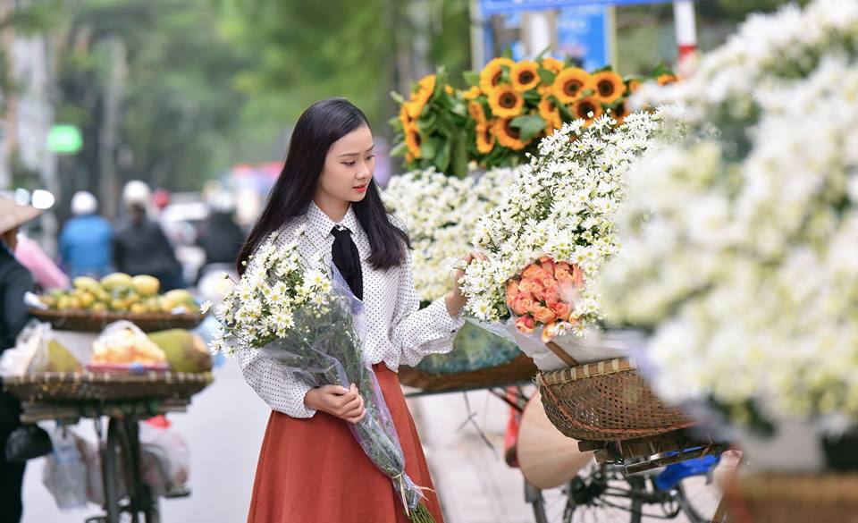 Dậy sóng mạng - Thiếu nữ dịu dàng cùng cúc họa mi xuống phố Hà Nội (Hình 9).