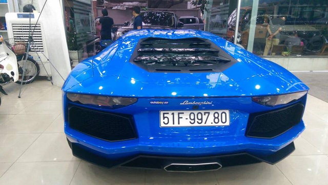 Thú chơi - Siêu xe Lamborghini Aventador màu độc tại Việt Nam ra biển trắng (Hình 3).