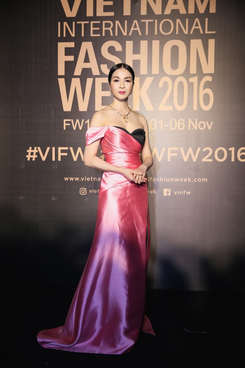 Thời trang - Dàn sao Việt rầm rộ khoe sắc tại Vietnam International Fashion Week  (Hình 2).