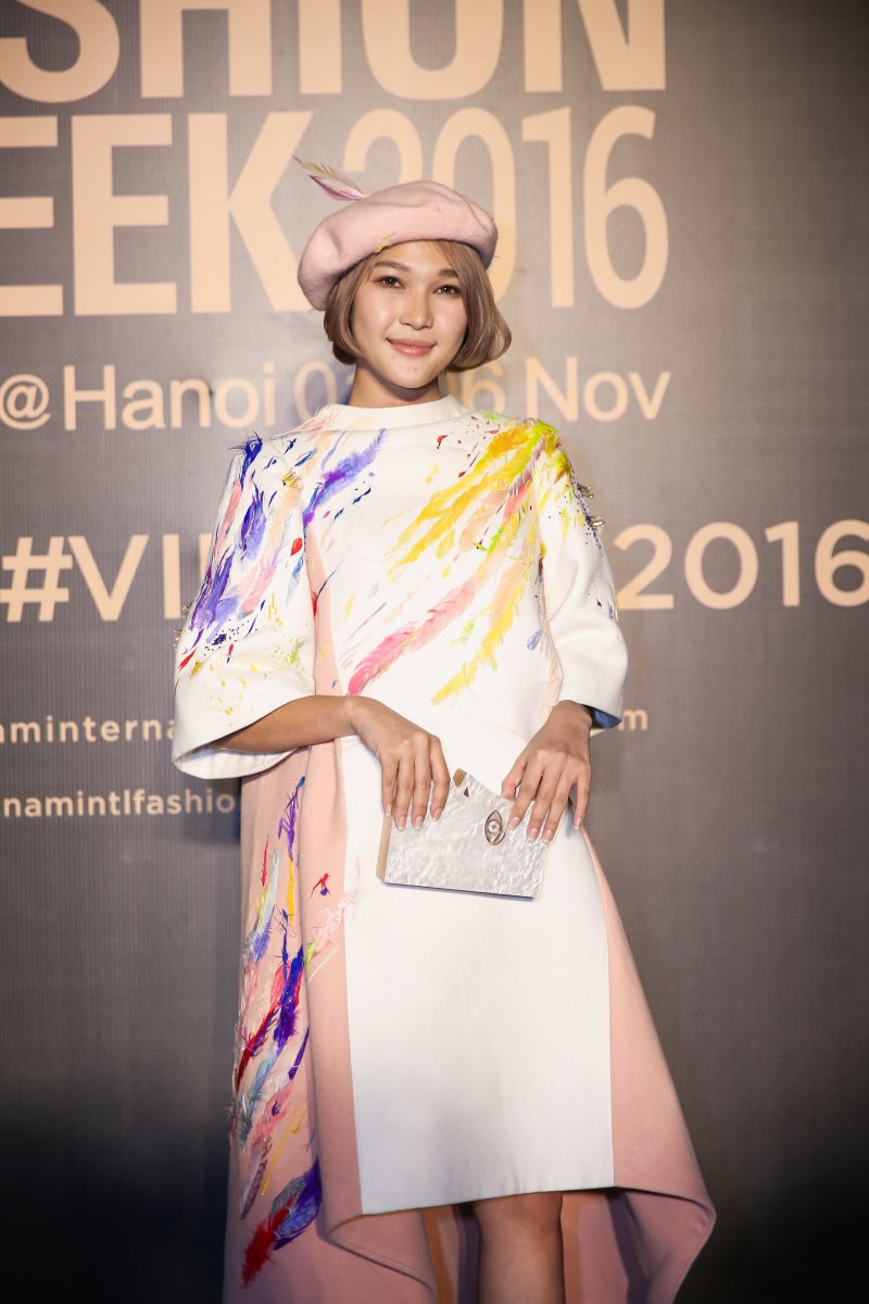 Thời trang - Dàn sao Việt rầm rộ khoe sắc tại Vietnam International Fashion Week  (Hình 10).