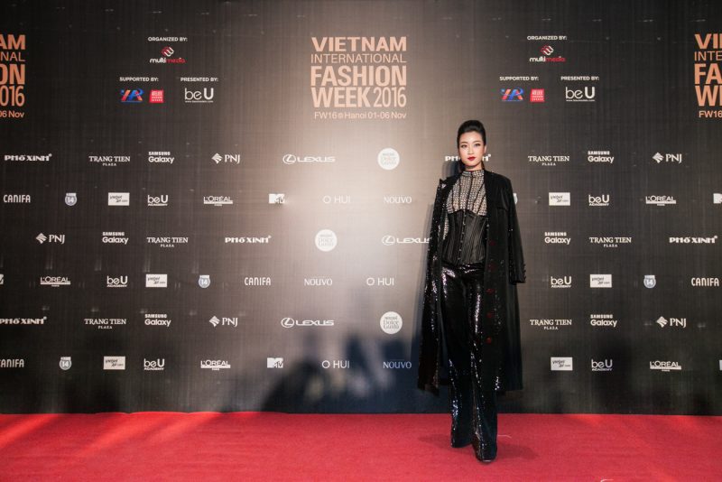 Thời trang - Dàn sao Việt rầm rộ khoe sắc tại Vietnam International Fashion Week  (Hình 14).