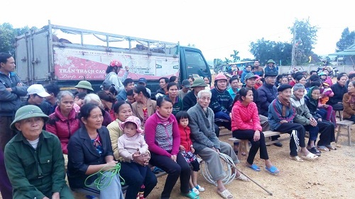 Ngôi sao -  Phan Anh quay trở lại, mang bò tặng người dân vùng lũ miền Trung (Hình 4).