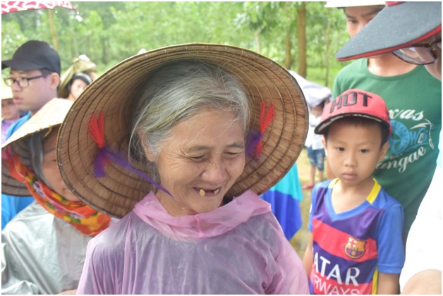 Truyền thông - Chung Tay Miền Trung – Tiki lặn lội về vùng 'rốn' lũ (Hình 9).