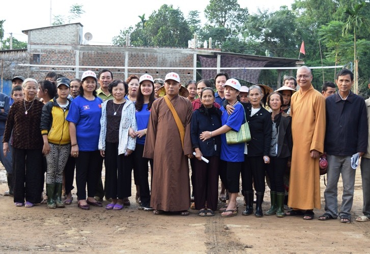 Tình thương - Tiểu thương Việt tại Luang Prabang và chùa Phật Tích ủng hộ vùng lũ (Hình 5).