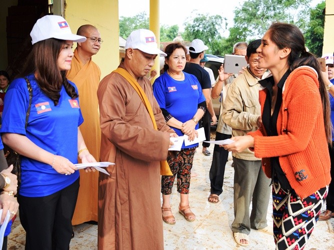 Tình thương - Tiểu thương Việt tại Luang Prabang và chùa Phật Tích ủng hộ vùng lũ (Hình 3).