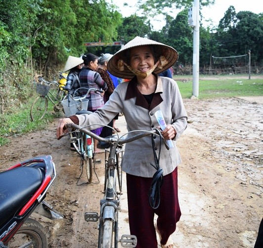 Tình thương - Tiểu thương Việt tại Luang Prabang và chùa Phật Tích ủng hộ vùng lũ (Hình 4).