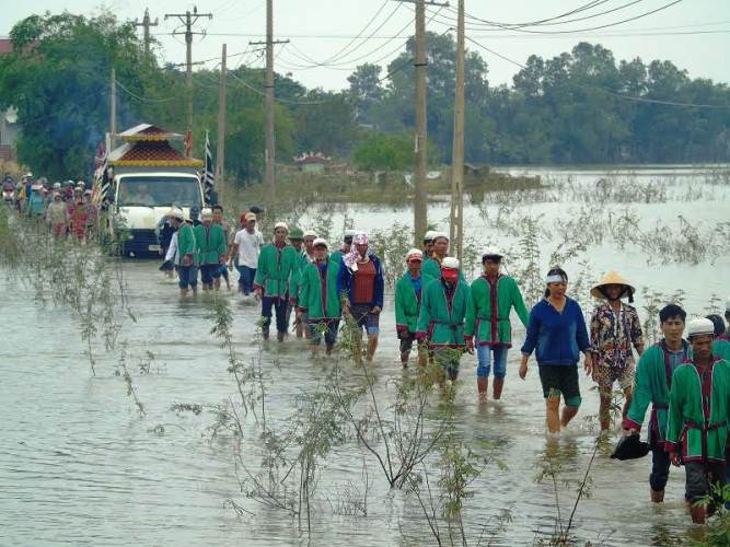 Xã hội - Xót xa cảnh hàng trăm người lội nước tiễn đưa nữ sinh bị lũ cuốn (Hình 2).