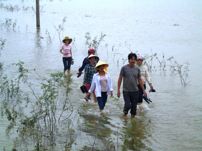 Xã hội - Xót xa cảnh hàng trăm người lội nước tiễn đưa nữ sinh bị lũ cuốn (Hình 3).