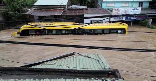 Xã hội - Thiệt hại nặng do mưa lũ, Phú Yên xin hỗ trợ 1.100 tấn gạo cứu đói