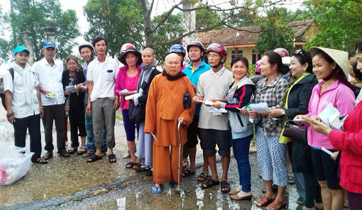 Dân sinh - Trong bão lũ lớn, tình người vẫn tỏa sáng và hướng về miền Trung