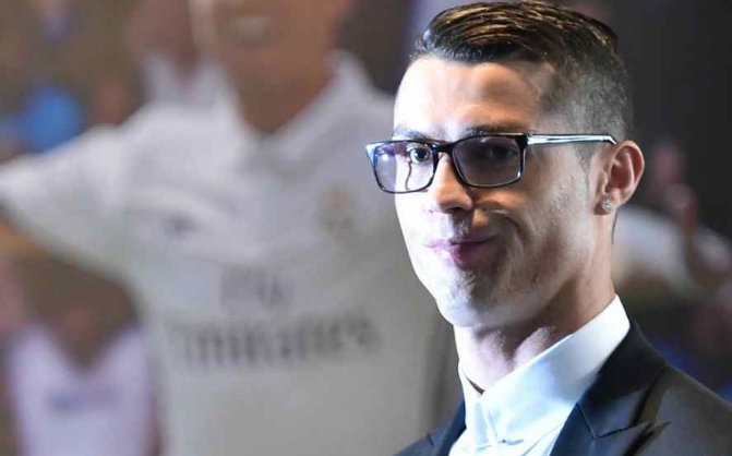 Hậu trường - Giả tr&iacute; thức, Ronaldo bị d&acirc;n mạng đua nhau b&ocirc;i xấu