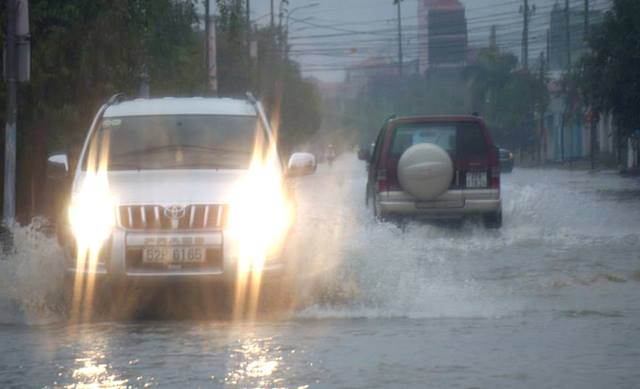 Xã hội - Nghệ An: Mưa lớn, học sinh nghỉ học, dân mang vợt ra bắt cá