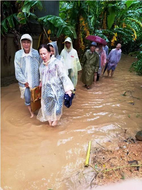 Tình thương - Đoàn từ thiện lội bùn đến trao 50 suất quà cho bà con nghèo vùng lũ