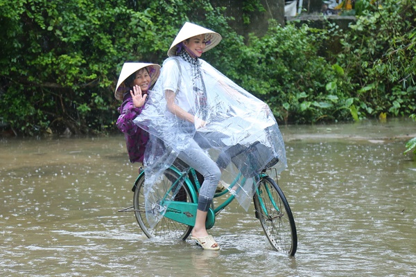 Ngôi sao - Hoa hậu Phạm Hương, Á hậu Thiên Lý  đến Hà Tĩnh làm từ thiện (Hình 3).