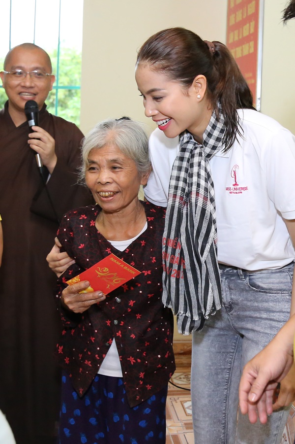 Ngôi sao - Hoa hậu Phạm Hương, Á hậu Thiên Lý  đến Hà Tĩnh làm từ thiện (Hình 4).