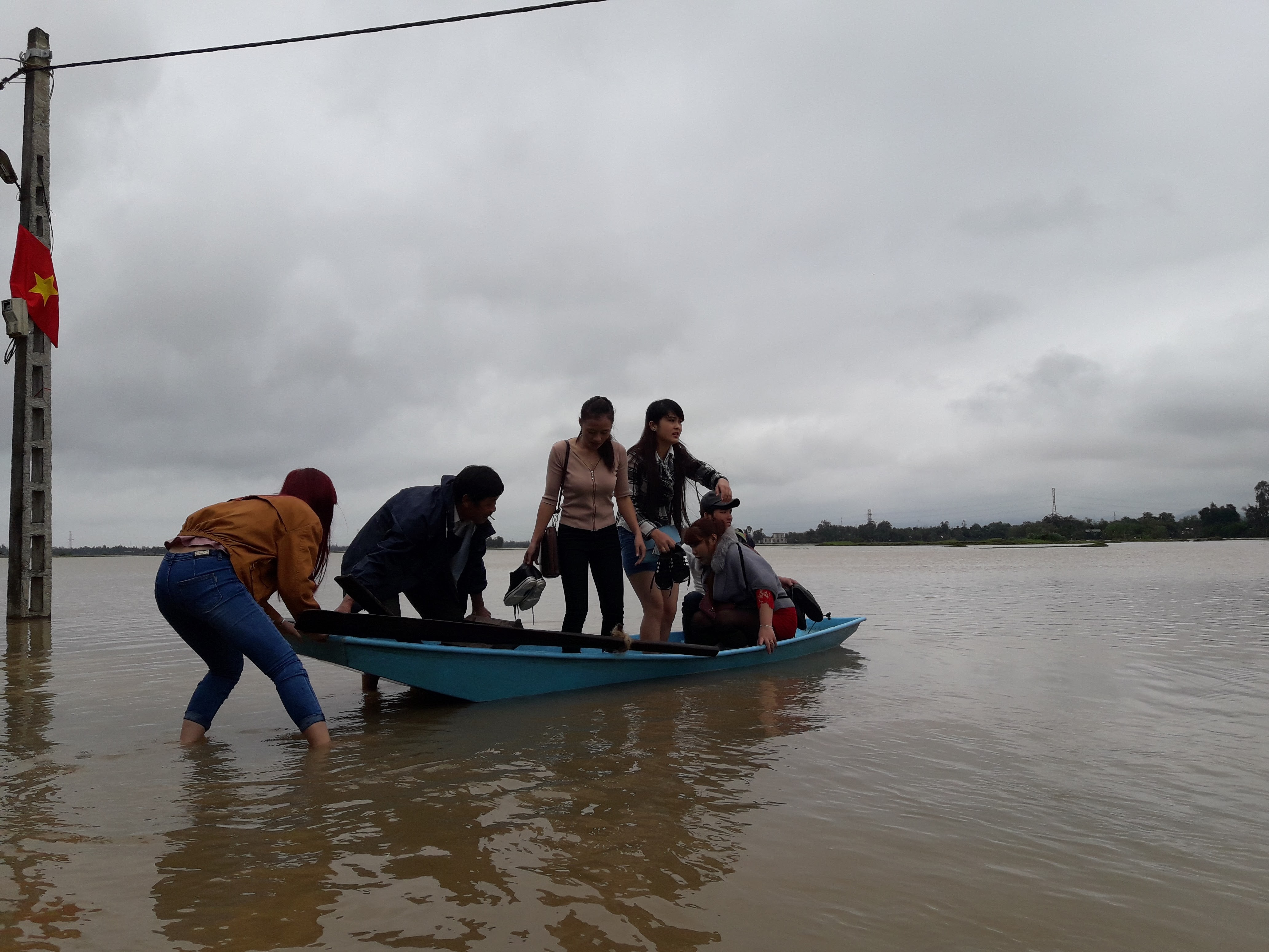 Xã hội - Đường ngập lũ, chú rể lội nước rước cô dâu về nhà (Hình 4).