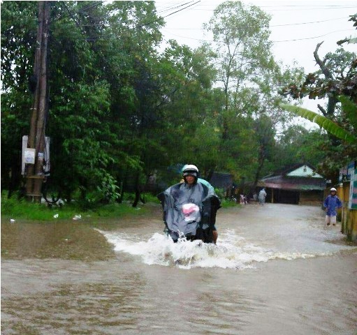 Dân sinh - Thừa Thiên - Huế: Nước sông lên nhanh, học sinh bì bõm lội lụt (Hình 8).