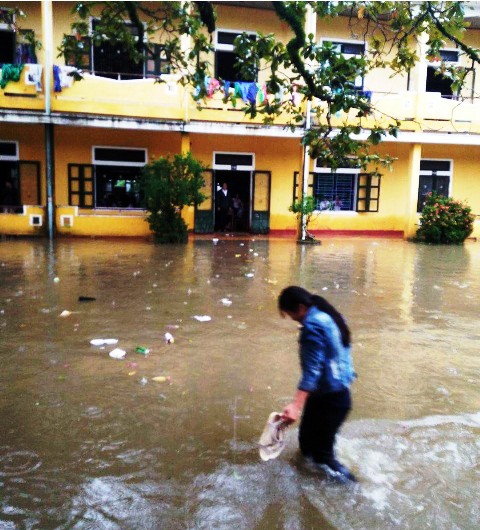 Dân sinh - Thừa Thiên - Huế: Nước sông lên nhanh, học sinh bì bõm lội lụt (Hình 6).