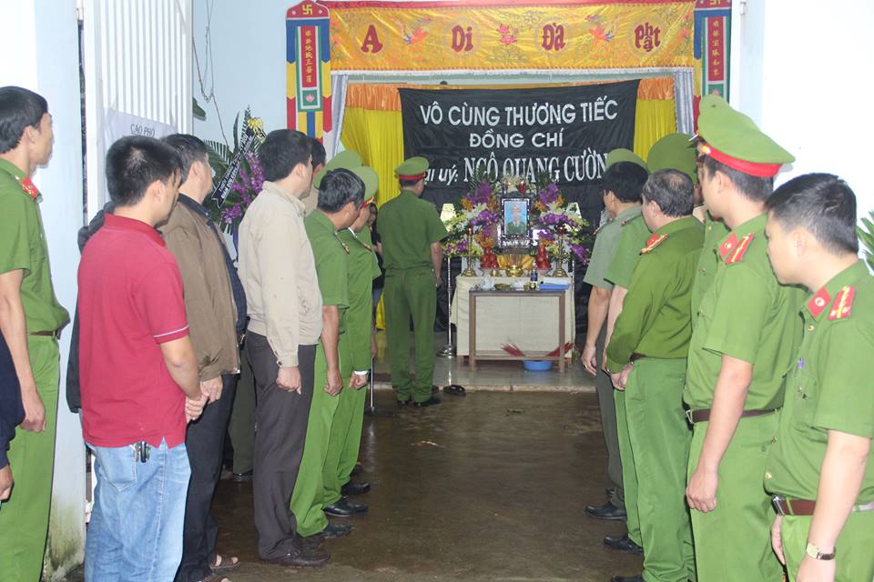 Tin nhanh - Công an Đắk Lắk thắp hương tiễn đưa đồng chí hy sinh trong vụ nổ