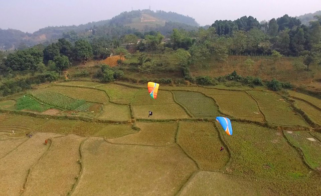 Dậy sóng mạng - Bất ngờ cảnh cô dâu chú rể đáp dù lượn tới đám cưới trên cánh đồng (Hình 3).