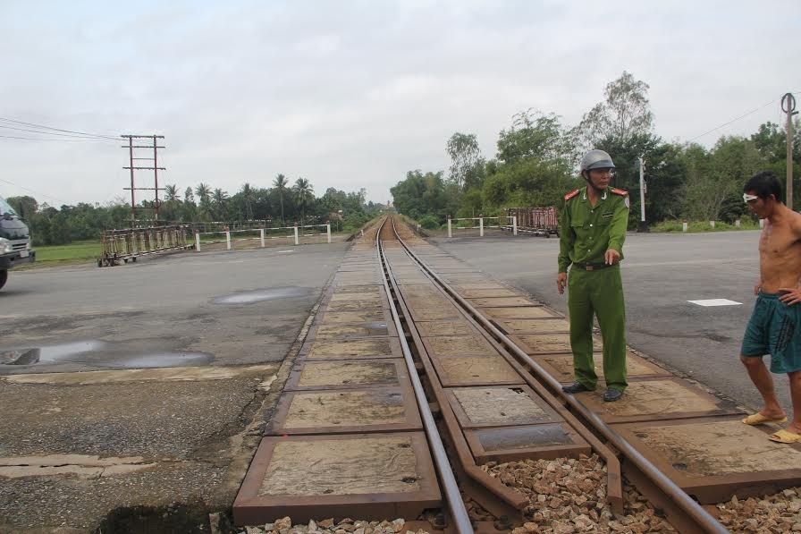 An ninh - Hình sự - Tự ý kéo barie, còn truy sát nhân viên đường sắt