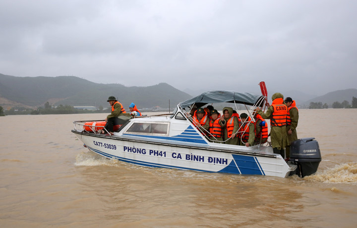 Chính trị -  Phó Thủ tướng Trịnh Đình Dũng đi ca nô thăm hỏi người dân vùng lũ