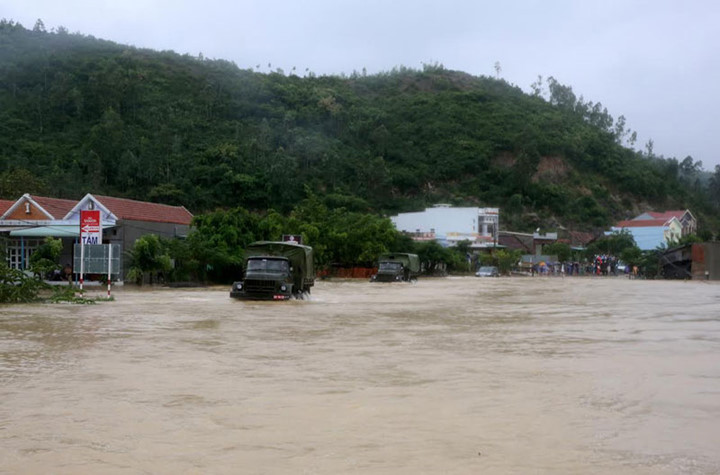 Chính trị -  Phó Thủ tướng Trịnh Đình Dũng đi ca nô thăm hỏi người dân vùng lũ (Hình 14).