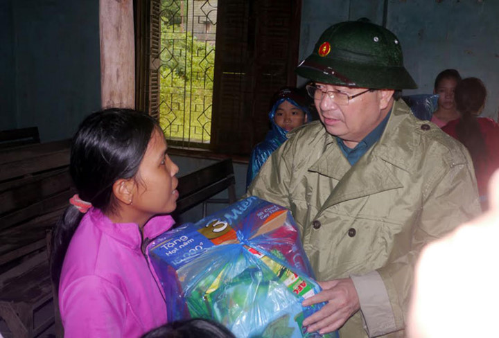 Chính trị -  Phó Thủ tướng Trịnh Đình Dũng đi ca nô thăm hỏi người dân vùng lũ (Hình 3).