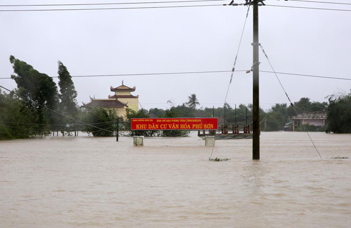 Chính trị -  Phó Thủ tướng Trịnh Đình Dũng đi ca nô thăm hỏi người dân vùng lũ (Hình 9).