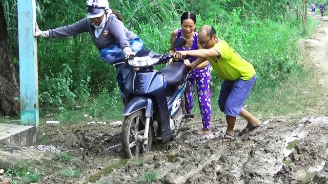 Xi nhan Trái Phải - Lí giải nguyên nhân: Cầu xây xong đã lâu không thấy người về đưa dâu