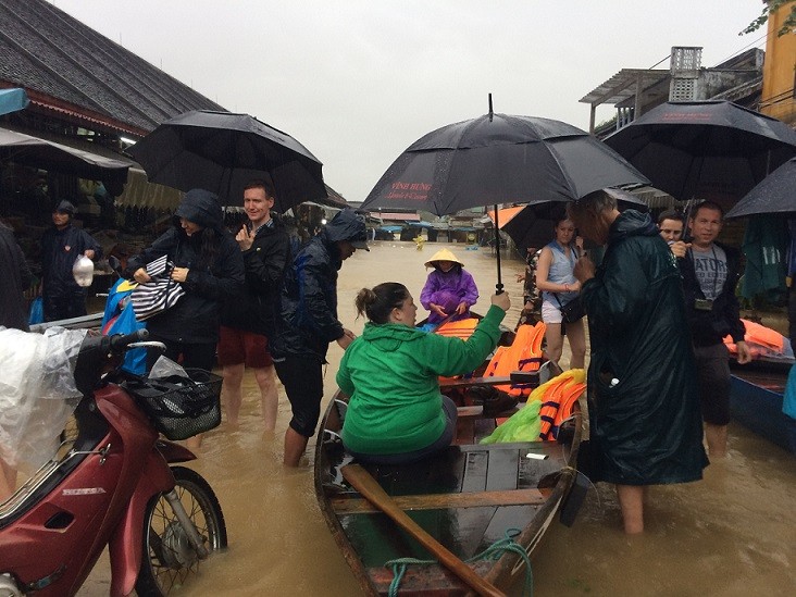 Dân sinh - Phố cổ Hội An: Ngày chèo ghe kiếm tiền triệu, đêm quay cuồng chạy lũ