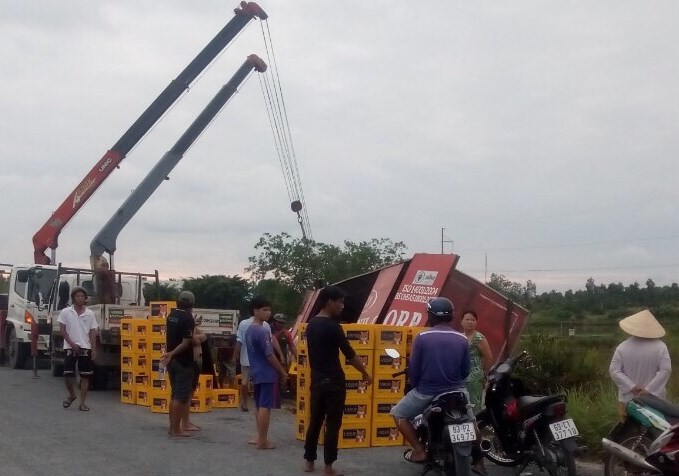 Tin nhanh - Xe tải lao xuống kênh, hàng trăm két bia 'bay' tứ tung (Hình 4).