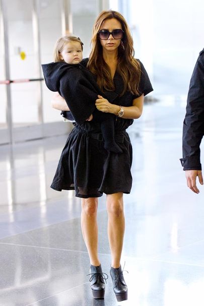 Ngôi sao - Ngắm chùm ảnh đáng yêu của bé Harper Beckham trong vòng tay bố mẹ (Hình 11).