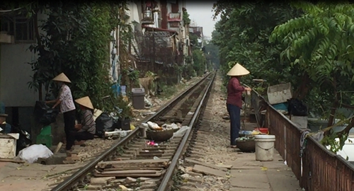 Xã hội - Ám ảnh cảnh đùa giỡn với tử thần, mưu sinh trên đường tàu [VIDEO] (Hình 3).