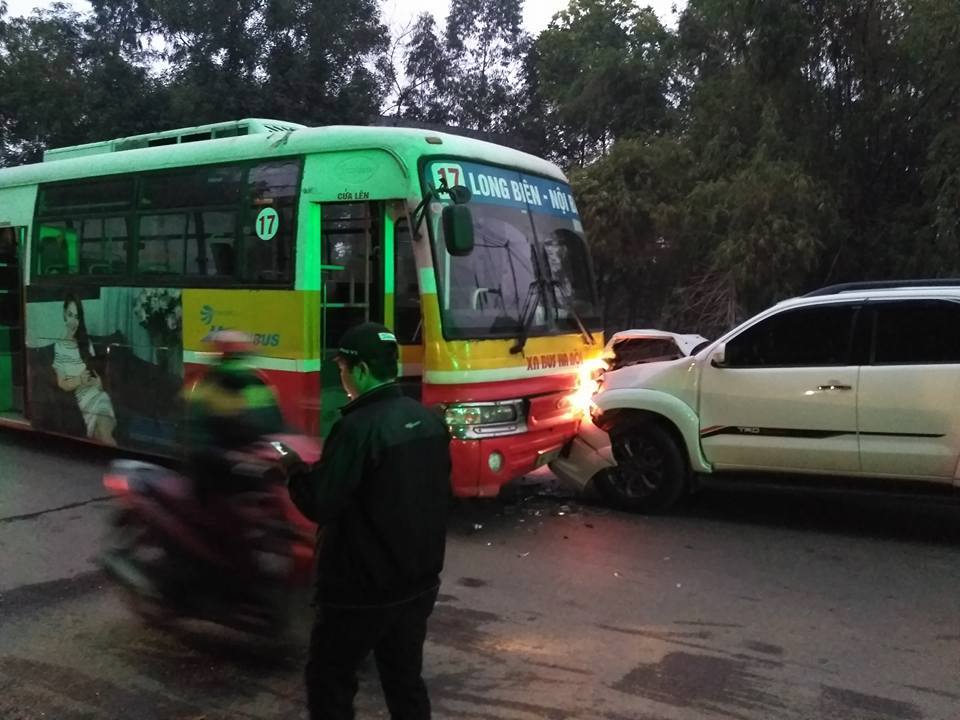 Xã hội - Hà Nội: Ô tô Fortuner tông tử vong người đi bộ, đấu đầu xe buýt (Hình 2).