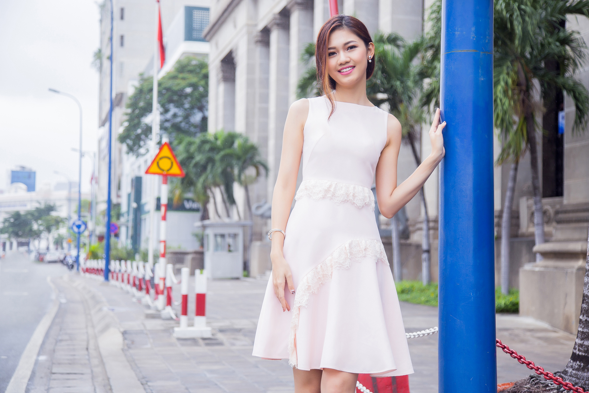 Thời trang - Á hậu Thanh Tú khoe street style đẹp rực rỡ trên phố đông (Hình 2).