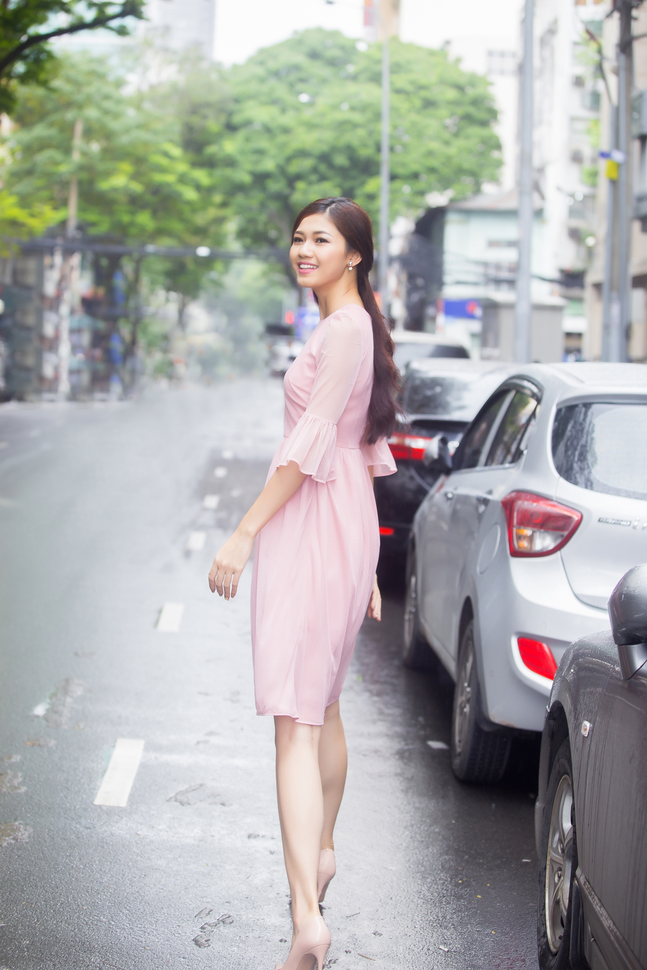 Thời trang - Á hậu Thanh Tú khoe street style đẹp rực rỡ trên phố đông (Hình 3).