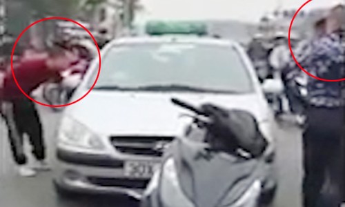 An ninh - Hình sự - Video: Tài xế taxi bị nhóm thanh niên chặn đánh giữa đường