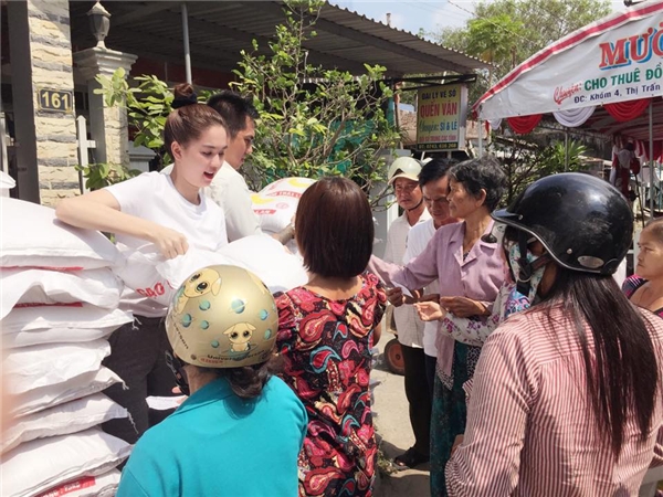 Ngôi sao - Ngọc Trinh gây chú ý bằng kế hoạch từ thiện phát 16 tấn gạo