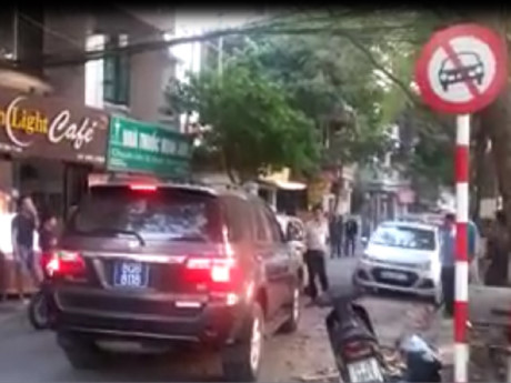 Cộng đồng mạng - Video: Xe biển xanh cố tình đi vào đường cấm, ép taxi nhường đường