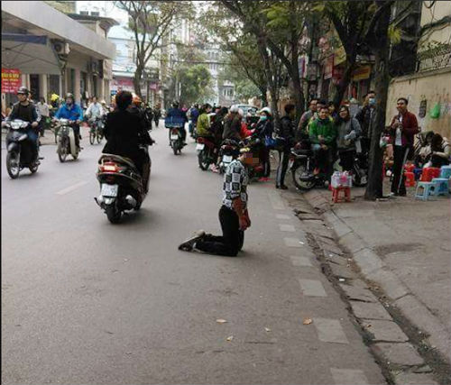 Dậy sóng mạng - Chàng trai quỳ gối xin tình yêu trước cổng trường gây tranh cãi (Hình 2).