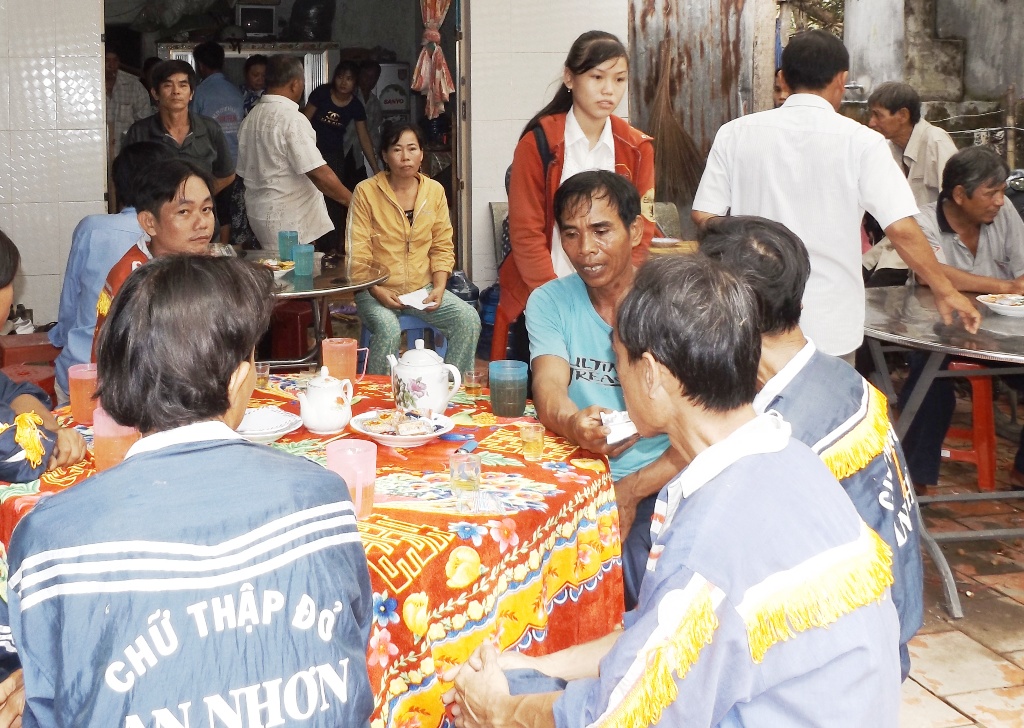 Tin nhanh - 3 mẹ con đi hái rau bị sét đánh, 1 người tử vong