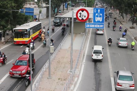 Góc nhìn luật gia - Khó xử phạt phương tiện lấn làn đường buýt nhanh BRT (Hình 2).