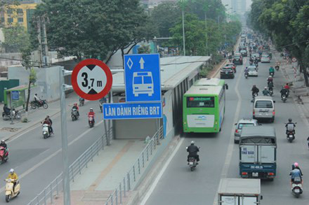 Góc nhìn luật gia - Khó xử phạt phương tiện lấn làn đường buýt nhanh BRT