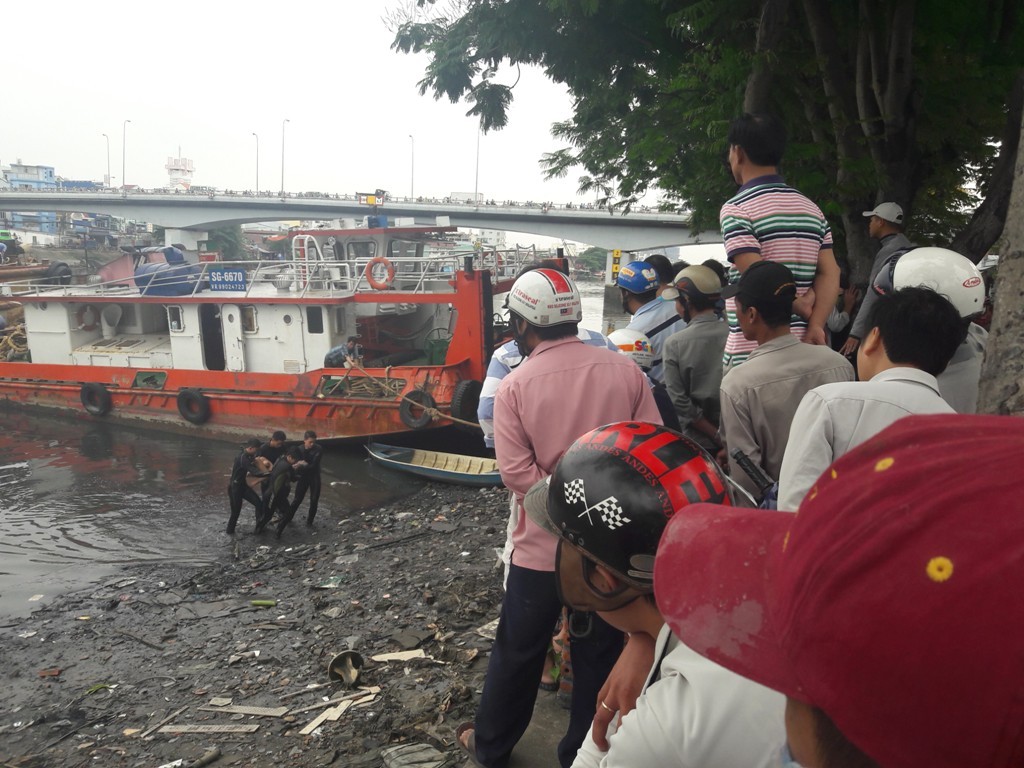 Tin nhanh - Điện thoại rơi xuống nước, nam thanh niên lặn tìm rồi tử vong