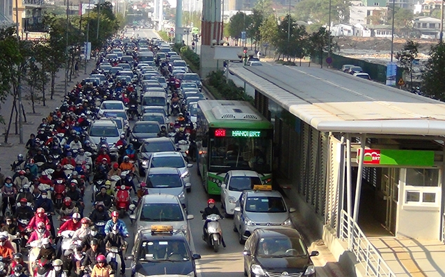 Xã hội - Ngày đầu chạy thử, buýt nhanh 'chôn chân', loay hoay giữa phố (Hình 2).