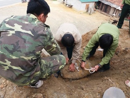 Tin nhanh - Đào móng nhà, phát hiện quả bom 300kg   (Hình 2).